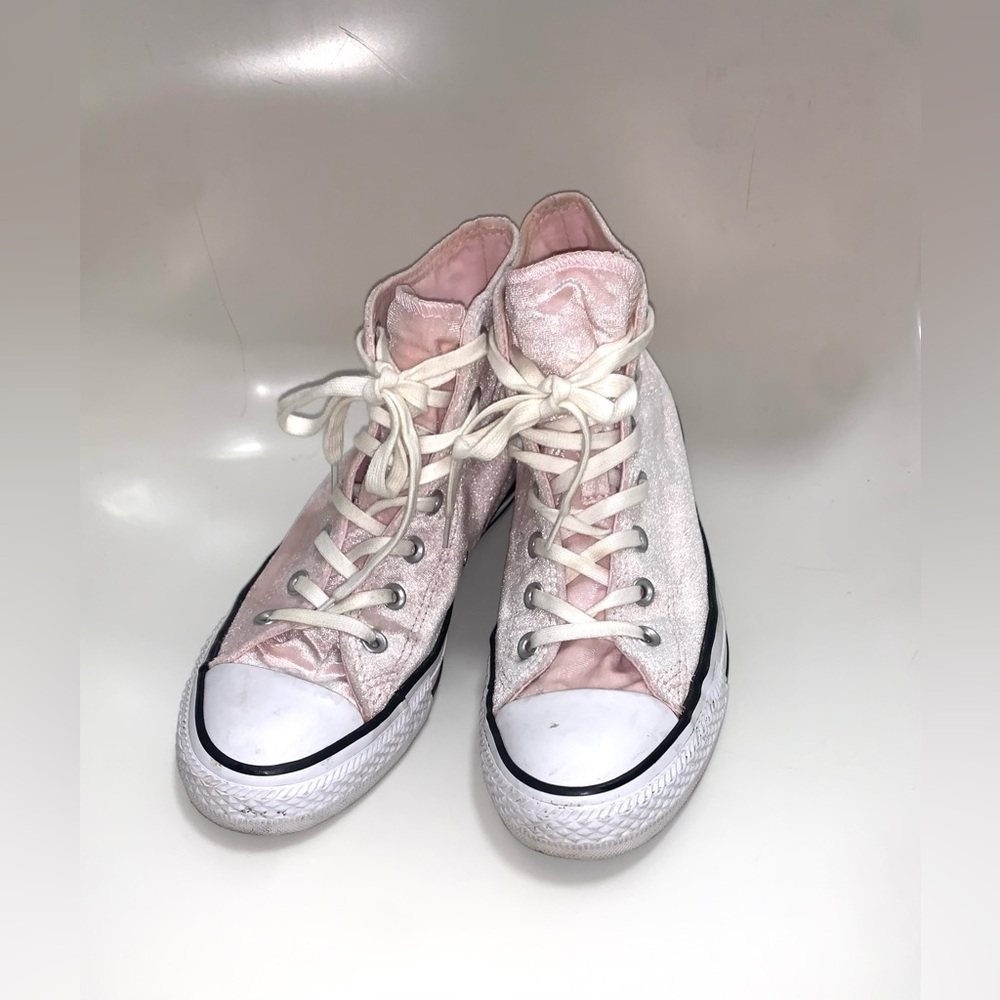 Converse 557930F Hi-Top Chuck Taylor Pink Velvet Fuzzy Sneaker Women’s Size 8